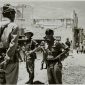 Letnan E.D Serle (tengah) perwira AL Kerajaan Belanda, dalam lawatan ke Kota Kupang didampingi seorang ajudan tentara Jepang saat pendaratan Pasukan Sekutu, tahun 1945. Nampak betapa hancurnya Kota Kupang saat itu.  Foto: National Archive, Den Haag)