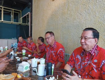 Ketua PSMTI NTT, Hengky Lianto didampingi pengurus lainnya seperti Don Putra Gotama dan beberapa lainnya saat memberikan keterangan kepada wartawan, Jumat (23/9/2022).  Foto: Istimewa
