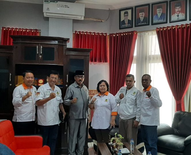 
 SEPAKAT. Pimpinan Partai Beringin NTT dan Kota Kupang saat bertemu Ketua DPRD Kota Kupang, Yeskiel Loudoe di ruang kerjanya.  Foto: Dok