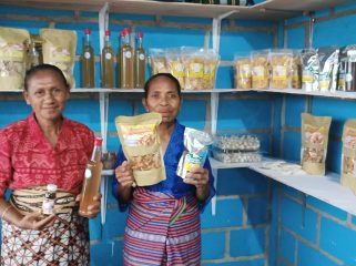 MAMA Yulina Babu (kebaya biru) dan Serofina Kolo (kebaya merah) saat ditemui di pusat penjualan UMKM Fularosa Desa Eban, belum lama ini.
Foto: Humas Bank NTT
