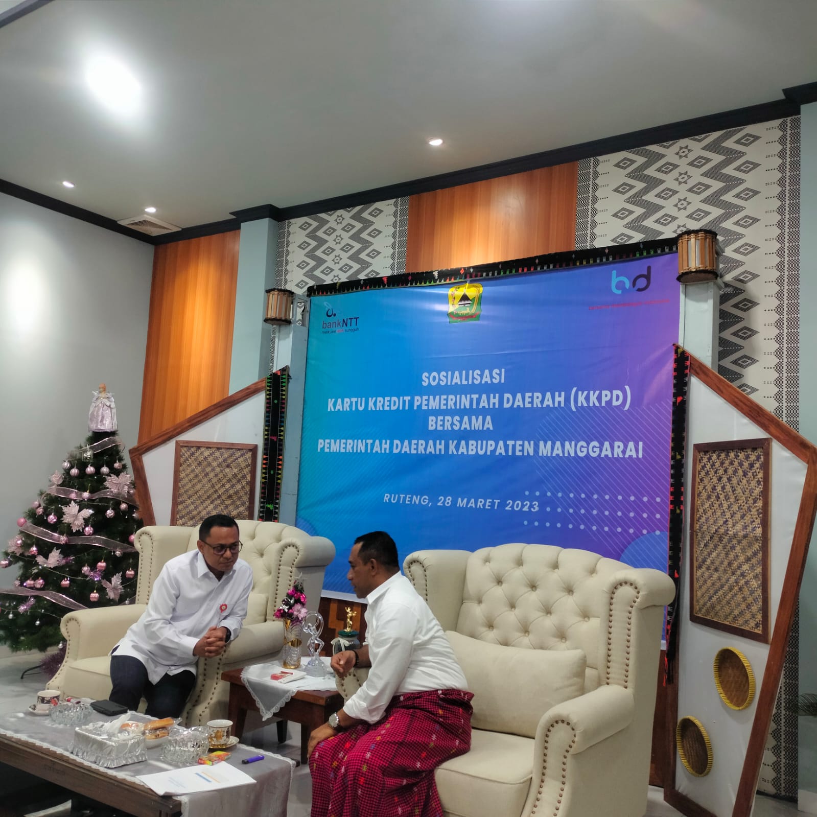 SOSIALISASI. Direktur Kredit Bank NTT, Paulus Stefen Messakh, saat sosialisasi Kartu Kredit Pemerintah Daerah (KKPD) yang berlangsung di Ruteng, Selasa (28/3) dan dihadiri Bupati Manggarai, Herybertus Nabit.Foto: Dok. Bank NTT