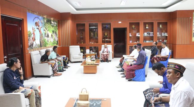 Gubernur NTT Viktor Bungtilu Laiskodat saat menerima para tamu di ruang kerjanya, Jumat.  Foto: Ursula Flavia.