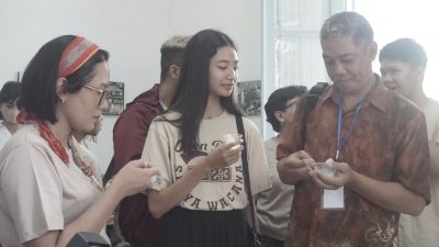 Mahasiswa baru dan orang tua bersama Rektor UKSW mengunjungi expo Fakultas yang diadakan dalam acara Open Day 2023 UKSW, Senin (19-06-2023). (2)
