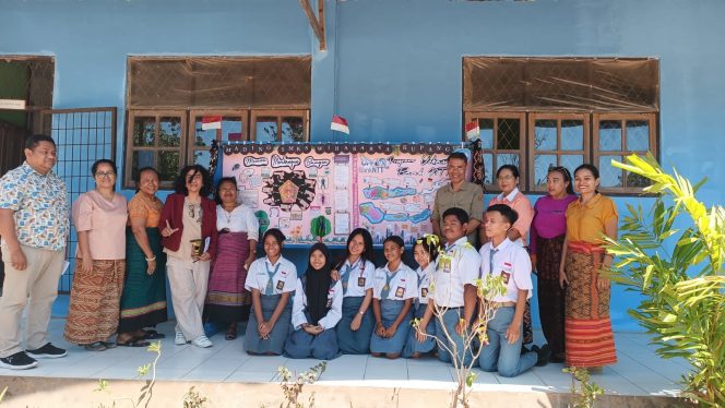 Juri Kagum Pada Peserta Lomba Mading IARMI-Bank NTT , Pemenang Lomba ...