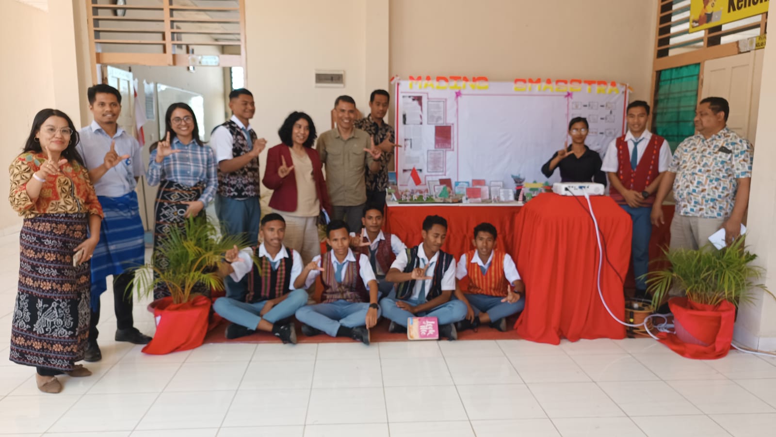 Juri Kagum Pada Peserta Lomba Mading IARMI-Bank NTT , Pemenang Lomba ...
