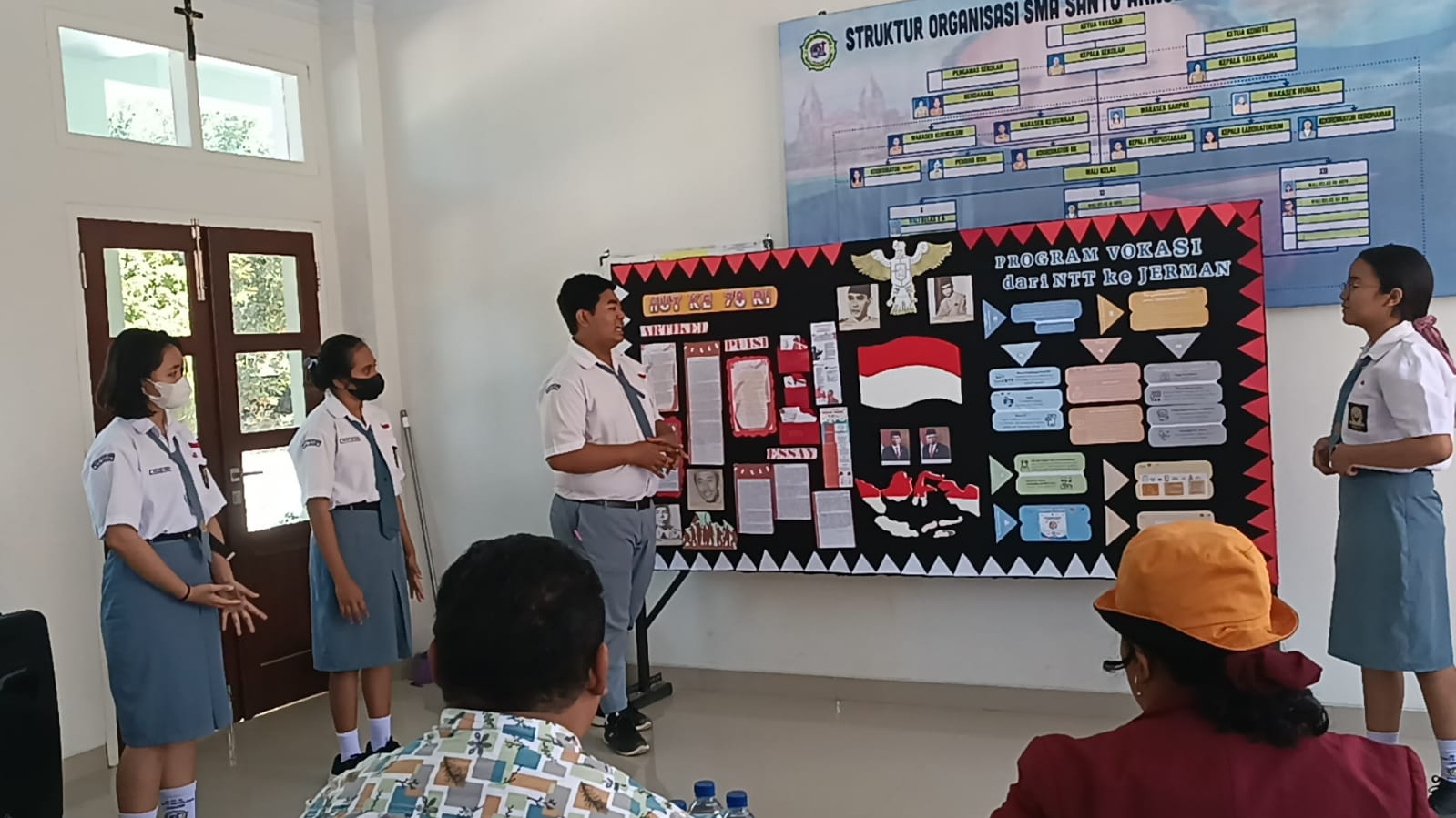 Juri Kagum Pada Peserta Lomba Mading IARMI-Bank NTT , Pemenang Lomba ...