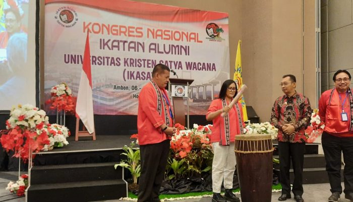 Rektor UKSW saat memukul tifa, sebagai tanda dibukanya Kongres Ikasatya, Sabtu (7102024) di kota Ambon