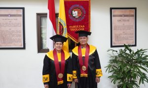 Pdm. Dr. Mianto Nugroho Agung, S.Pd., S.Si., Theol., M.Th., dan Dr. Yenry Anastasia Pellondou, M.Si., dua lulusan terbaru Program Studi Doktor Sosiologi Agama Fakultas Teologi UKSW.