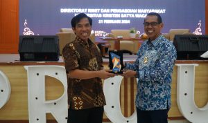 Penyerahan cinderamata oleh WR RIK Prof. Dr. Ir. Eko Sediyono, M.Kom., kepada narasumber Prof. Dr. Suyanto, S.T., M.Sc.