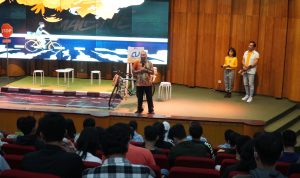Dekan FTI Prof. Ir. Daniel H.F. Manongga tengah memberikan sambutan dalam acara Pre-event#1 DISKOMVISION 2024, Jumat (22-03-2024) di ruang Auditorium Ds. S. Djojodihardjo FTI.