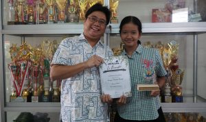 Foto bersama Kepsek SMP Kristen Satya Wacana Patrick Michael Rahardja bersama siswa berprestasi Amazia Talenta Panista, baru-baru ini (2)