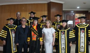 Foto bersama Nur Listiani setelah melalui gelaran Yudisium Doktor Manajemen FEB UKSW, Jumat (08-03-2024).
