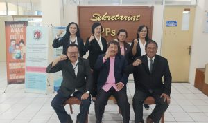 Ketua Program Studi Magister Administrasi Pendidikan berfoto bersama staf pengajar.
