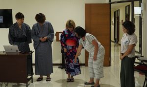 Mahasiswa peserta PIBBI KEIO dari Jepang sedang mempresentasikan tentang pakaian tradisional Jepang Yukata di LTC UKSW, Selasa (05-03-2024).
