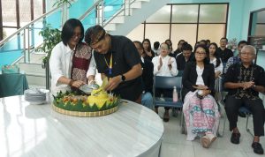 Pemotongan tumpeng oleh Dekan FBS Drs. Agastya Rama Listya bersama Rektor UKSW Prof. Dr. Intiyas Utami pada acara Dies Natalis ke-23 FBS,Jumat (25-03-2024)