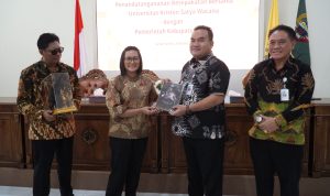 Rektor UKSW saat memberikan kenang-kenangan kepada Bupati Kabupaten Blora. (2)