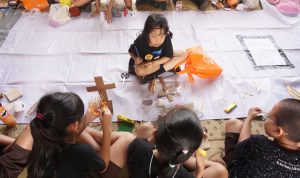 Suasana Lomba Menghias Salib yang diikuti siswa-siswi TK, SD, SMP, dan SMA Kristen Satya Wacana, Jumat (22-03-2024) di Aula SDK Satya Wacana. (4)