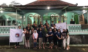 15 Mahasiswa GenBI Komisariat UKSW gelar kerja bakti bersih-berih rumah ibadah di di Masjid Al-Hidayah Desa Polobogo, baru-baru ini. (3)