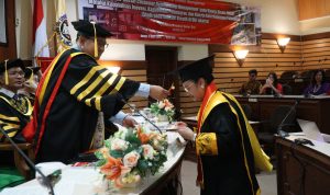 Christina Ariadne Sekar Sari menerima gelar Doktor Manajemen (DM) dari Prodi DM, FEB, UKSW, Jumat (05-04-2024). (2)