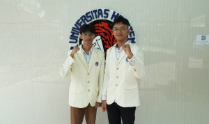 Mahasiswa UKSW, Thomas Fadres Sihasale dan Gading Umbaran Gone Santosa, raih predikat tim debat terbaik ke-7 di UCDC International 2024.