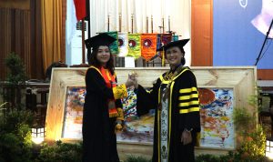 Pembubuhan cap jempol pada kanvas Komitmen Kerja Satu Hati dalam Wisuda UKSW Periode II Tahun 2024, Kamis (25-04-2024).