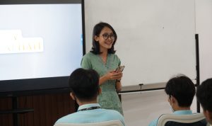 Sambutan oleh Kepala DivpromKomblik UKSW, Nina Setiyawati, S.Kom., M.Cs., dalam Campus tour SMA Erenos Tangerang Selatan