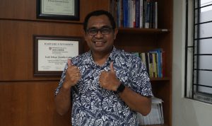 Pdt. Izak Y. M. Lattu, Ph.D., dosen Fakultas Teologi UKSW menerima penghargaan bergengsi sebagai Peringkat I Academic Leader Bidang Sosial Humaniora, Rabu (22-05-2024). (2)