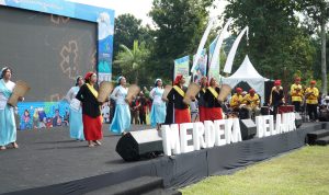 Penampilan tarian kreasi Wayase dengan iringan musik Yangere dari kelompok etnis UKSW KEMAMORA dalam acara Festival dan Pameran Merdeka Belajar 2024