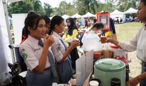 Pengunjung saat mencicipi produk inovasi di stand UKSW dalam kegiatan Festival dan Pameran Merdeka Belajar di Kawasan Candi Borobudur (2)