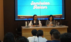 Sambutan Rektor UKSW Prof. Dr. Intiyas Utami, S.E., M.Si., Ak., dalam acara launching Tracer Study 2024, Selasa (21-05-2024) di ruang kelas tematik Diplomacy Room. (2)
