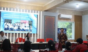 Dr. Miftahudin, S.Pd., M.Si., memaparkan materinya dalam kegiatan Seminar dan Poster Competition, Jumat (07-06-2024).