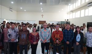 Foto bersama dalam penandatangan MoU UKSW dengan KPU RI oleh Rektor Intiyas dan Ketua KPU RI Hasyim Asy’ari, S.H., M.Si., Ph.D., di ruang Graha Kartini, Selasa (04-06-2024)