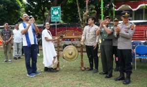Pemukulan gong tandai pembukaan POM UKSW 2024 dalam acara opening ceremonny POM UKSW 2024, Senin (24-06-2024) di Lapangan Sepak Bola UKSW (2)
