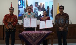 Penandatanganan MoU UKSW dengan KPU RI oleh Rektor Intiyas dan Ketua KPU RI Hasyim Asy’ari, S.H., M.Si., Ph.D., di ruang Graha Kartini, Selasa (04-06-2024) (4)