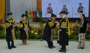 Prosesi setelah penyematan kalung oleh Ketua Senat UKSW Prof. Daniel Daud Kameo, yang menandai pengukuhan tiga Guru Besar, Kamis (30-05-2024).
