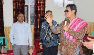 Wakil Rektor UKSW Bidang Kerja Sama dan Kealumnian Prof. Yafet Yosafet Wilben Rissy, S.H., M.Si., LLM., Ph.D. (AFHEA) saat memberikan sambutan dalam kegiatan Workshop Revitalisasi Sekolah GMIT.