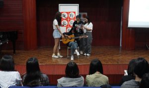 Chang Jung Christian University (CJCU) Taiwan menampilkan budaya dalam kegiatan Cultural Performance GlobEEs 2024 di UKSW.
