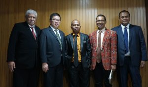 Foto bersama 5 doktor baru dalam Yudisium dan Promosi Doktor Studi Pembangunan FId UKSW di Ruang Probowinoto UKSW, Rabu (17-07-2024). (3)