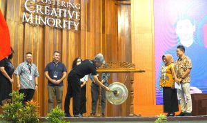 Pemukulan gong oleh President iTELL Dr. Anuncius Gumawang Jati, M.A., dalam Konferensi Indonesia Technology-Enhanced Language Learning (iTELL) 2024 di Balairung Universitas. (2)
