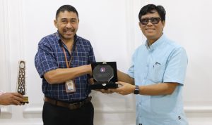 Penyerahan souvenir oleh Ketua Yayasan BINTERBUSIH kepada Wakil Rektor KK di Ruang Rapat Satu Hati, Selasa (02-07-2024)