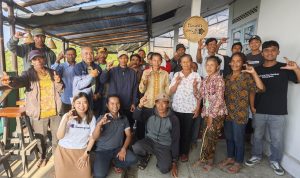Foto bersama setelah kegiatan pendampingan Tim PkM UKSW kepada petani kopi arabica yang ada di Dusun Ngaduman, Desa Tajuk, Kecamatan Getasan, Kabupaten Semarang.