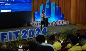 Sambutan oleh Kepala Departemen TI, Wiwin Sulistyo, S.T., M.Kom., dalam FIT Competition 2024 di Auditorium Auditorium Ds. S. Djojodiharjo FTI.