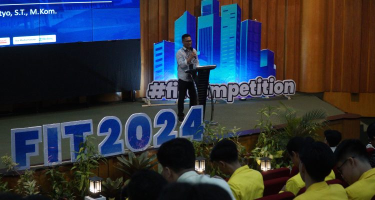 Sambutan oleh Kepala Departemen TI, Wiwin Sulistyo, S.T., M.Kom., dalam FIT Competition 2024 di Auditorium Auditorium Ds. S. Djojodiharjo FTI.