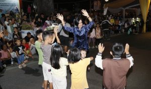 Bersama anak-anak yang menikmati acara “Salatiga Car Free Night dan Culture Night Carnival Orientasi Mahasiswa Baru (OMB) 2024”, Sabtu (21-09-2024) malam, menyanyikan lagu ‘Satu Hati UKSW’ karya Rektor Int