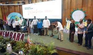 Pemukulan gong WR RIK Prof. Eko Sediyono dalam pembukaan program WMK UKSW MEMBARA 2024 yang digelar pada Senin (23-09-2024) di Auditorium FTI