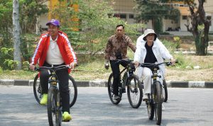 Rektor Intiyas dan delegasi UKSW berkesempatan melakukan campus tour dengan menggunakan sepada di Universitas Negeri Surabaya (Unesa), Senin (23-09-2024).