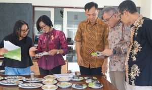 Rektor UKSW bersama jajaran pimpinan UKSW lainnya mencicipi menu makanan gizi seimbang FKIK untuk Program MBG di pelataran Ruang Nusantara, UKSW, Jumat (20-09-2024) (4)
