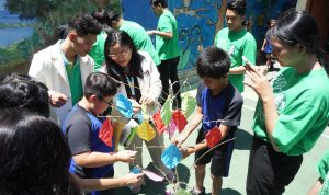 Suasana pembelajaran fun yang digelar oleh Prodi PGSD FKIP bersama Starbucks Salatiga di SD Kristen 1 Salatiga, Jumat (06-09-2024). (3)