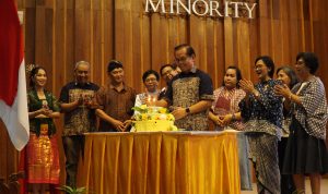 Pemotongan kue oleh Dekan Fakultas Biologi Drs. Rully Adi Nugroho, M.Sc., Ph.D., dalam acara Ibadah Syukur Dies Natalis ke-62 Fakultas Biologi, Rabu (02-10-2024) di BU