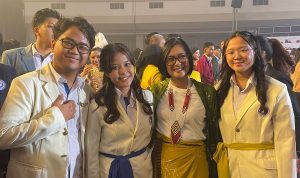 Foto bersama penerima Beswan Djarum dengan Rektor Intiyas dalam acara Malam Dharma Puruhita “Gugah Jiwa Nusantara”, Selasa (12-11-2024). (2)